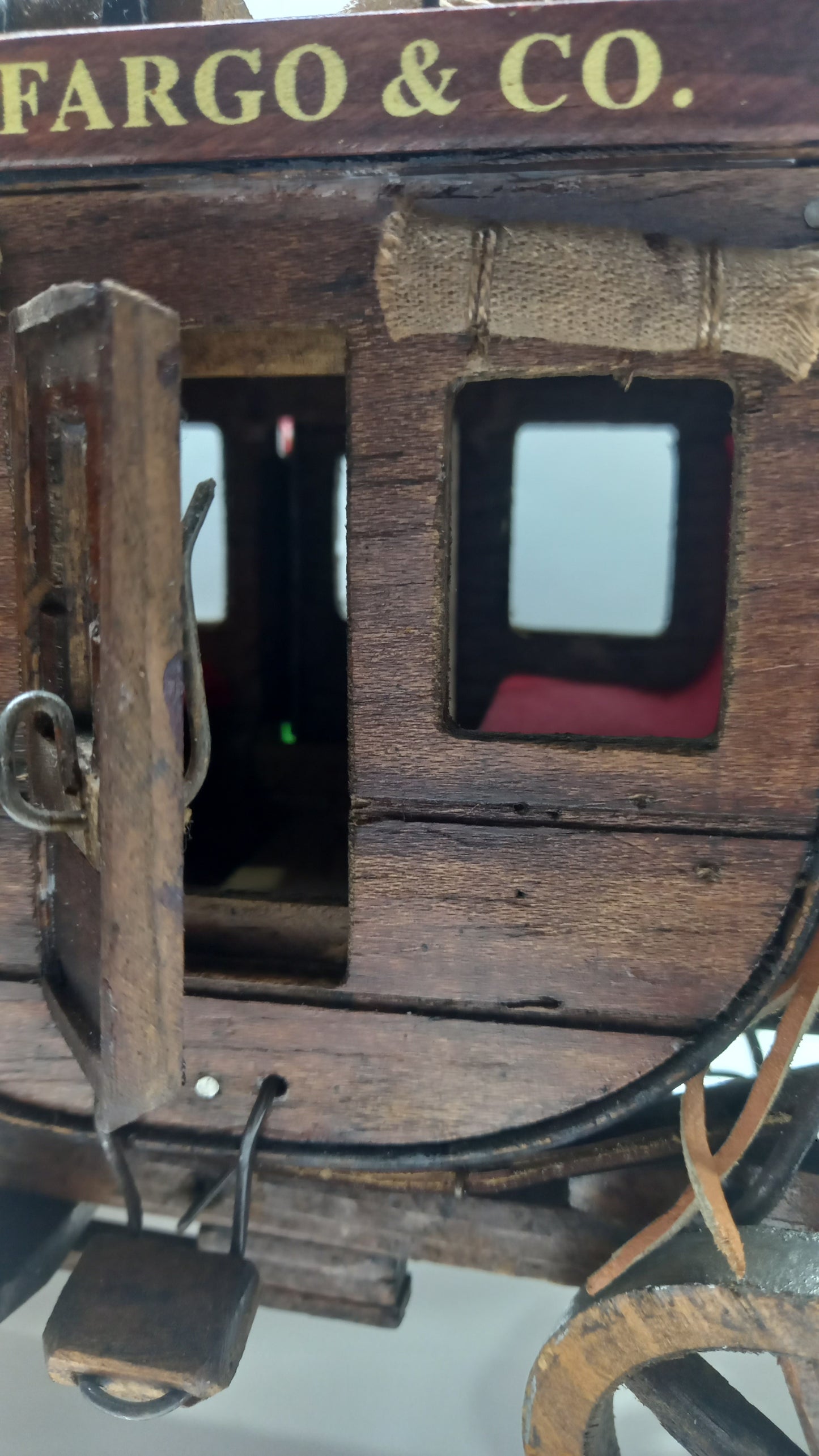 Diligenza in legno artigianale