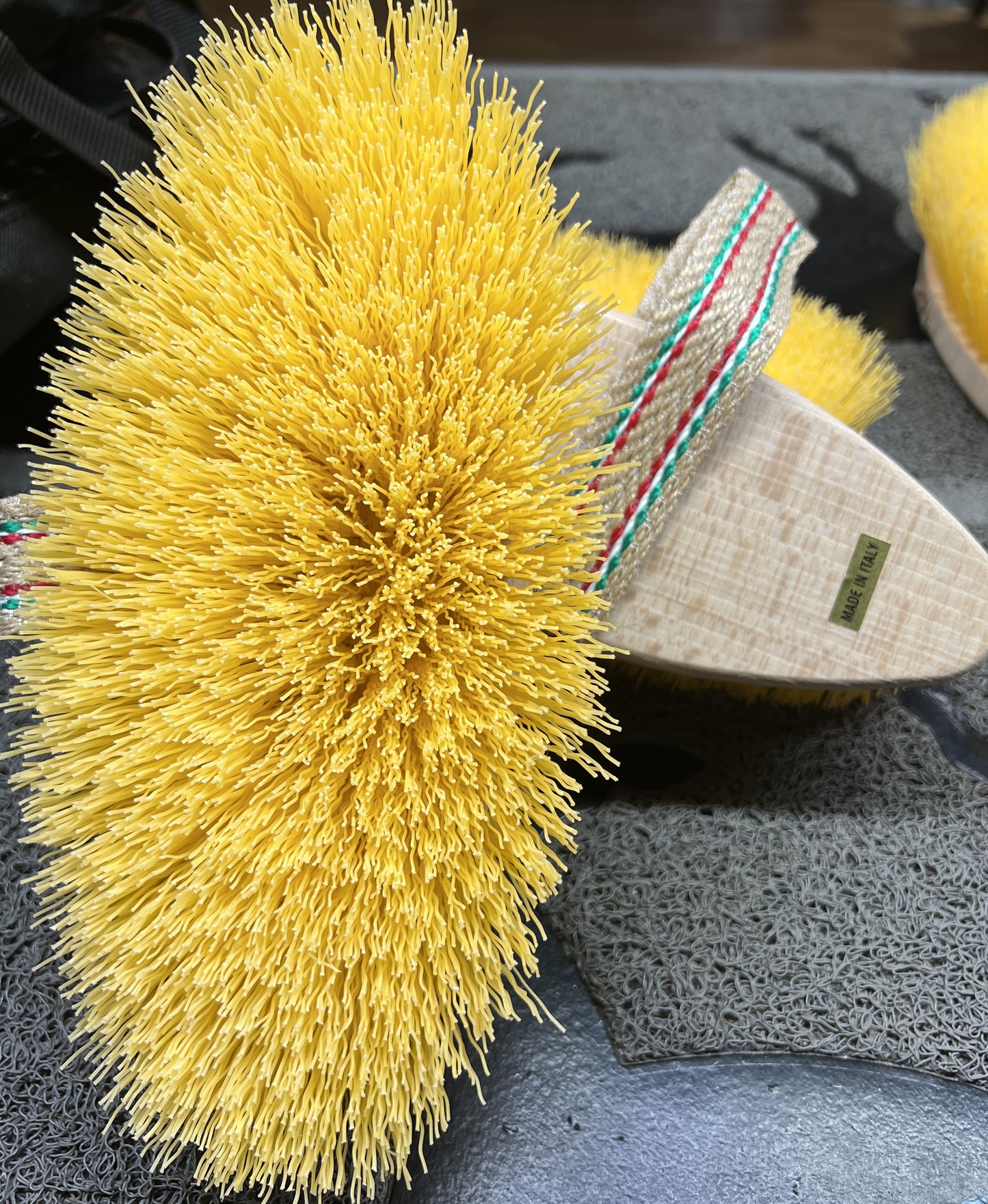 BRUSCONE CON DORSO IN LEGNO MADE IN ITALY SETOLE IN DUE COLORI