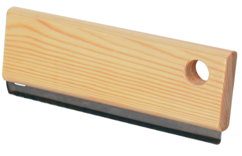 Striglia in legno con lama seghettata